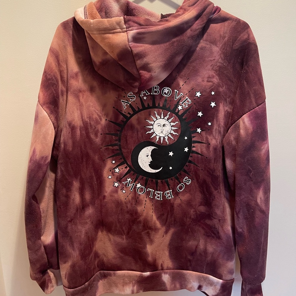 Tie die graphic hoodie 🤍